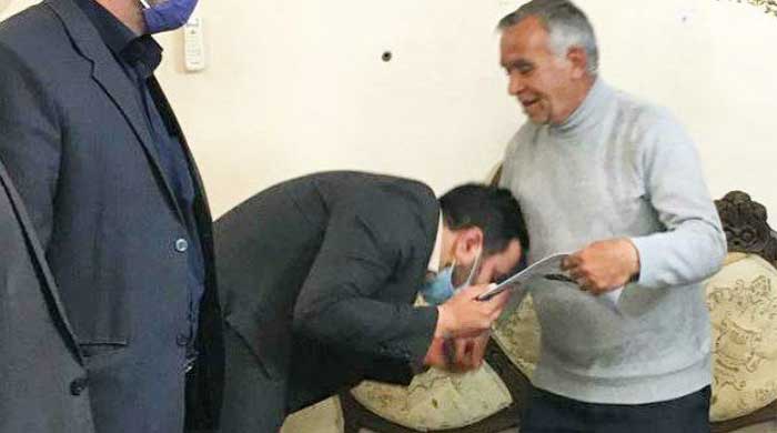 بوسه احمد ذوالقدر فرماندار ابهر بر دستان آزاده و جانباز دفاع مقدس